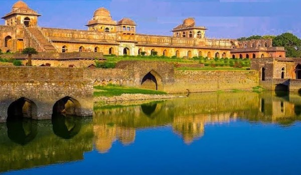 places to visit near indore in monsoon